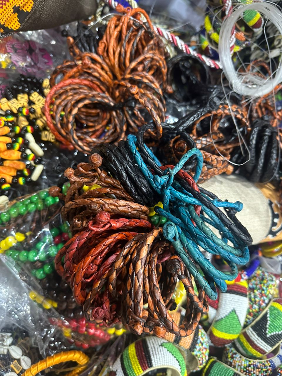 Petits bracelets d'art africains