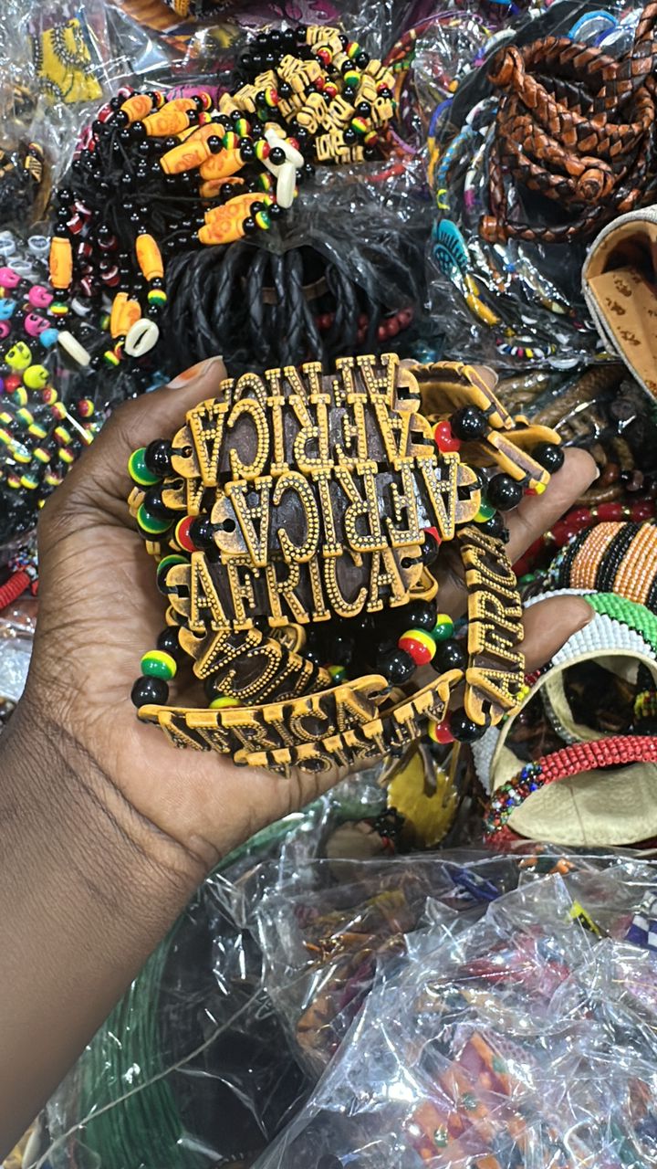 Petits bracelets d'art africains
